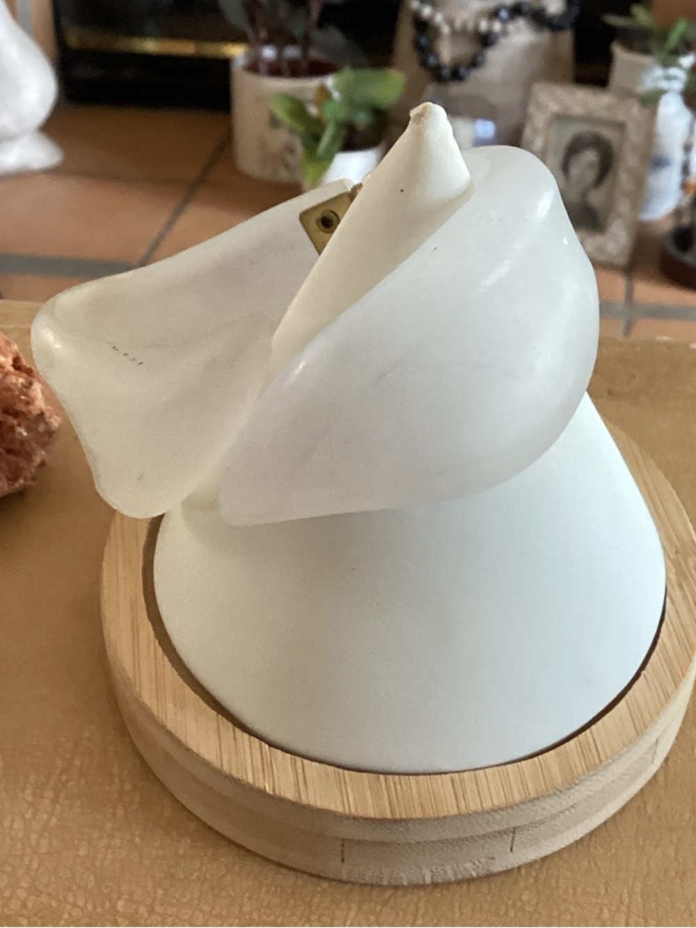 & Other Stories Cream Ceramic Calla Lily Accent Bracelet Display